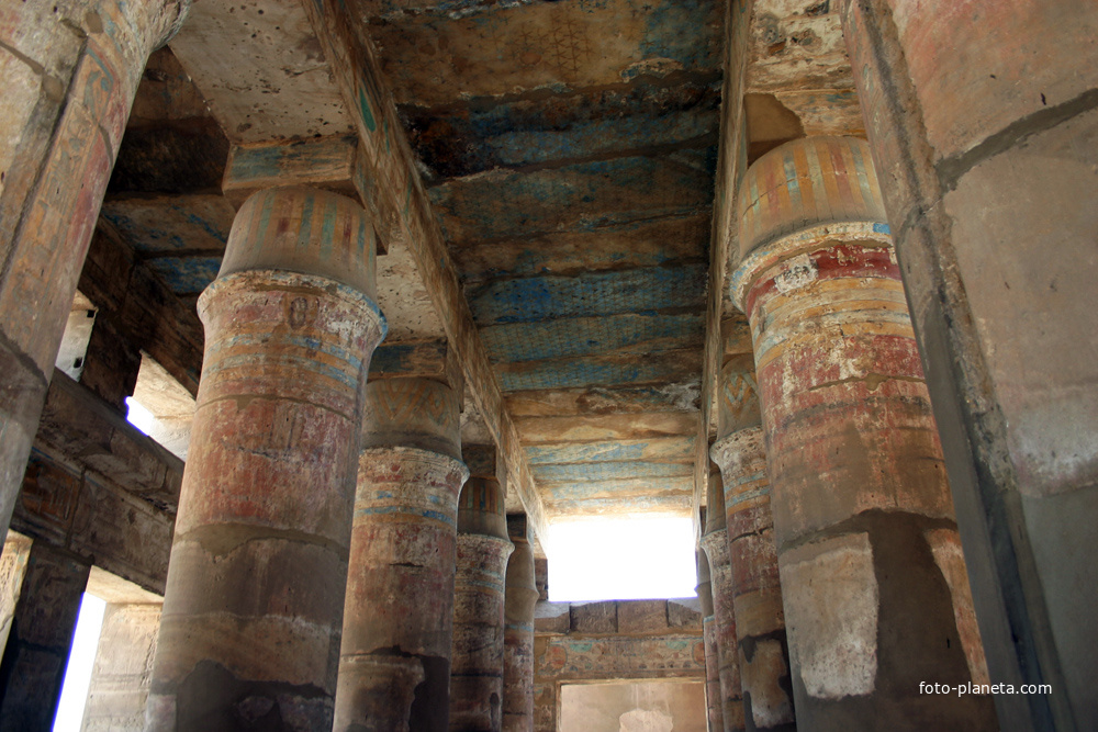 Сохранившаяся цветная роспись колонн