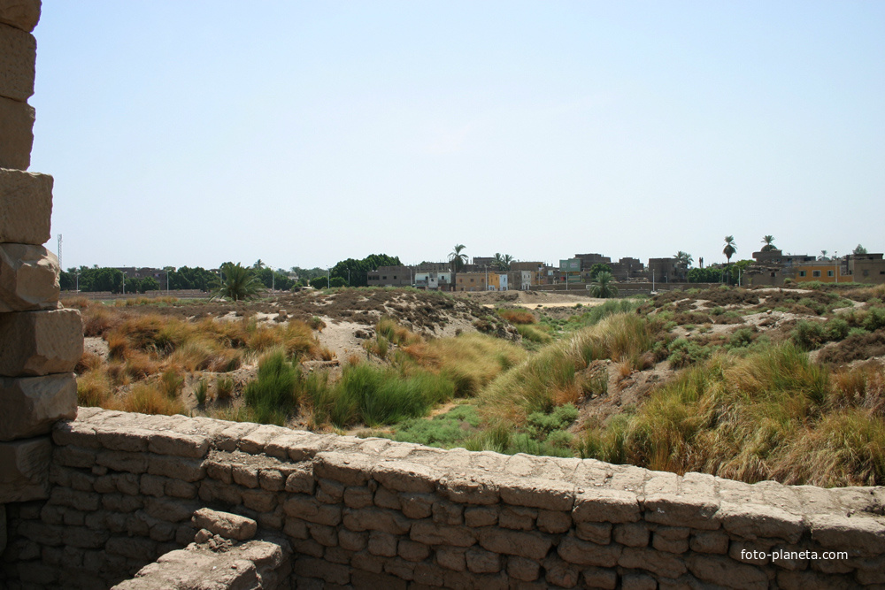 Двор Амона и вид на современный Луксор