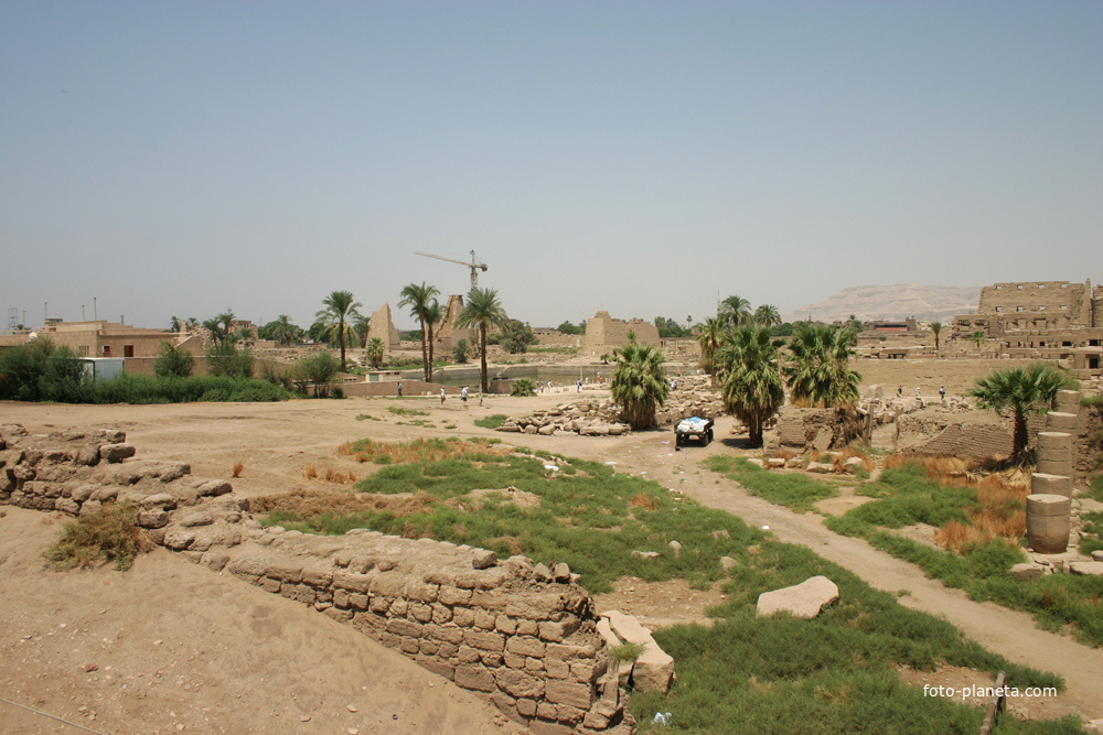 Вид на священное озеро со стены храма Аменхотепа IV