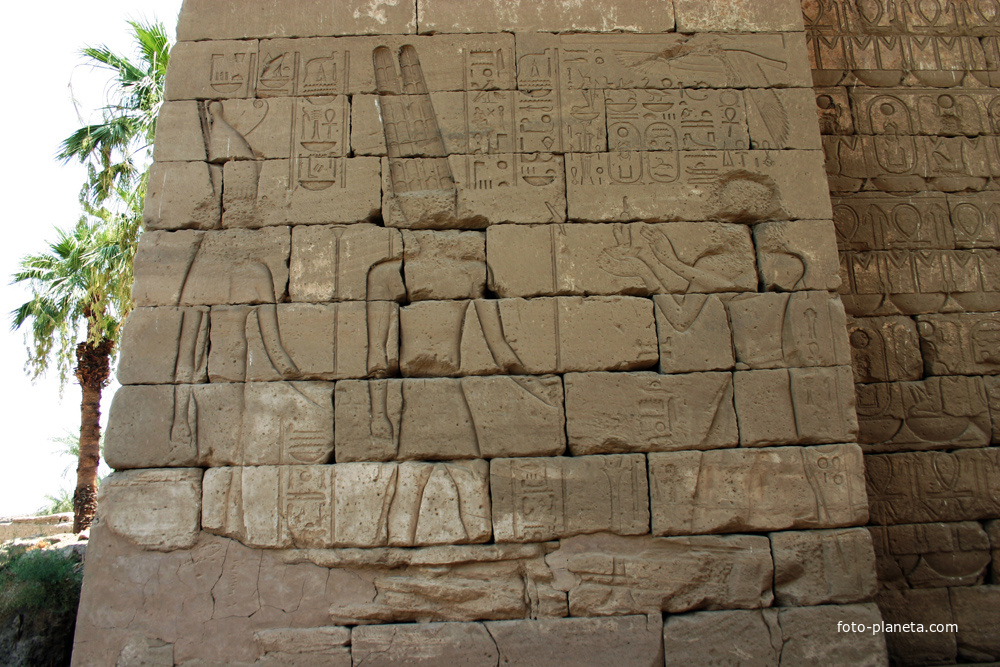 Бог Амон-Ра и фараон