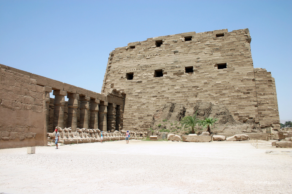 Самый большой священный двор древнего Египта. Двор (первый) храма Амон-Ра