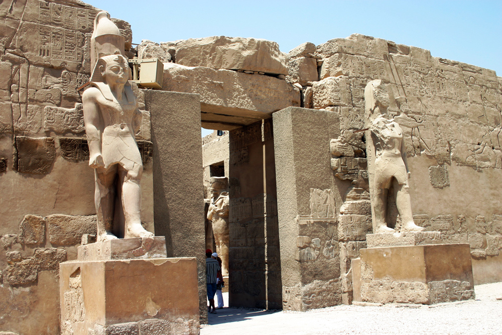 В Карнакском храмовом комплексе, у входа в храм Рамсеса III