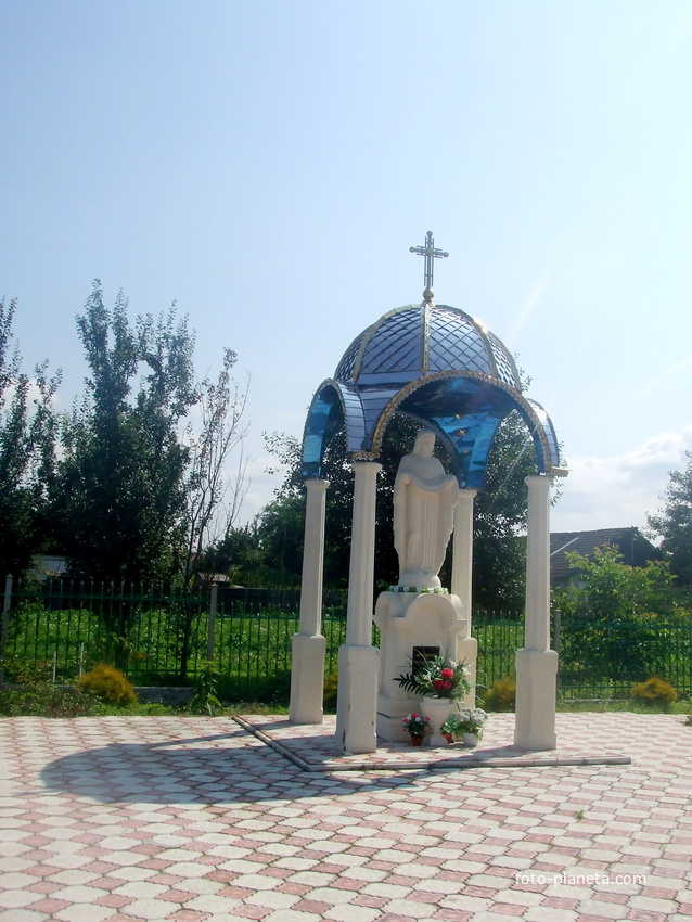 Скульптура Пресвятая Богородице спаси нас