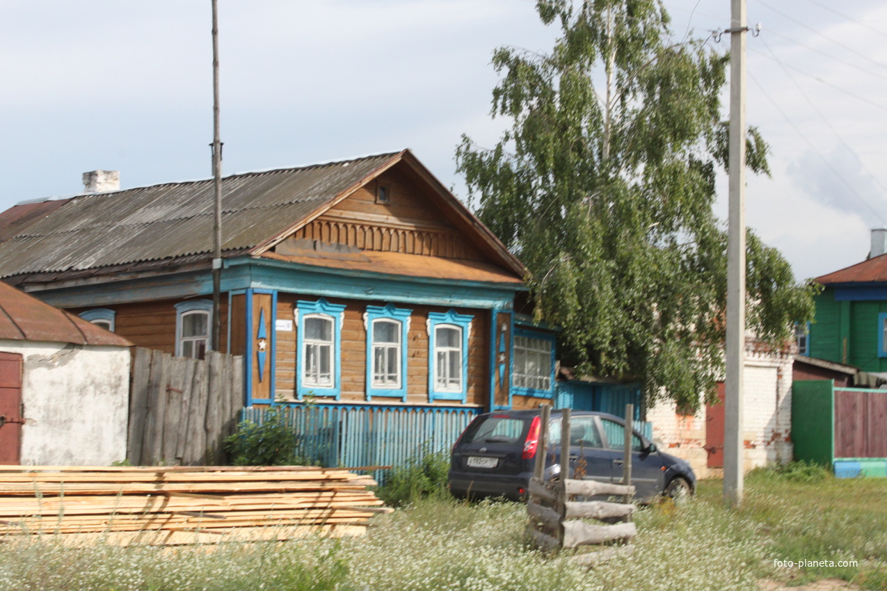 Домик в деревне Щербатовка прямо сзади остановки для автобусов.