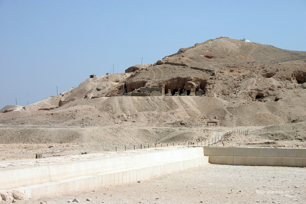Гробницы у храма Хатшепсут