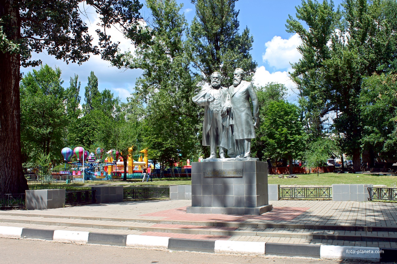 Памятник Карлу Марксу и Фридриху Энгельсу, центральный Парк культуры и отдыха имени Ленина в городе Белгород