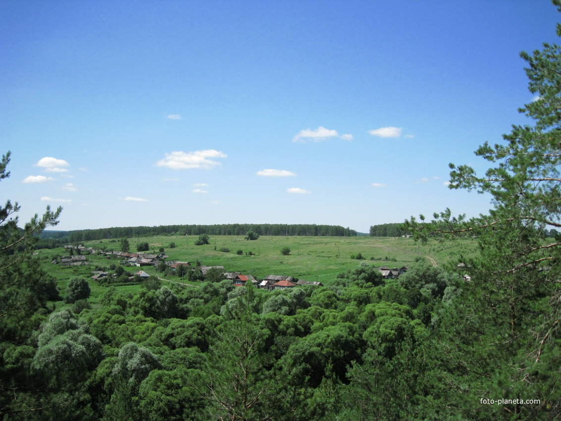 Вид на село с песочной горы