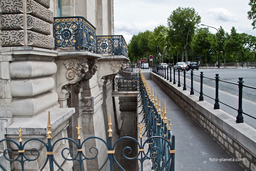 Возле Лувра