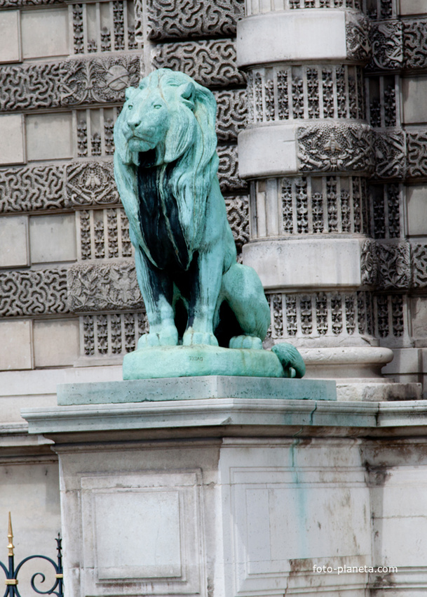Статуя льва возле Лувра