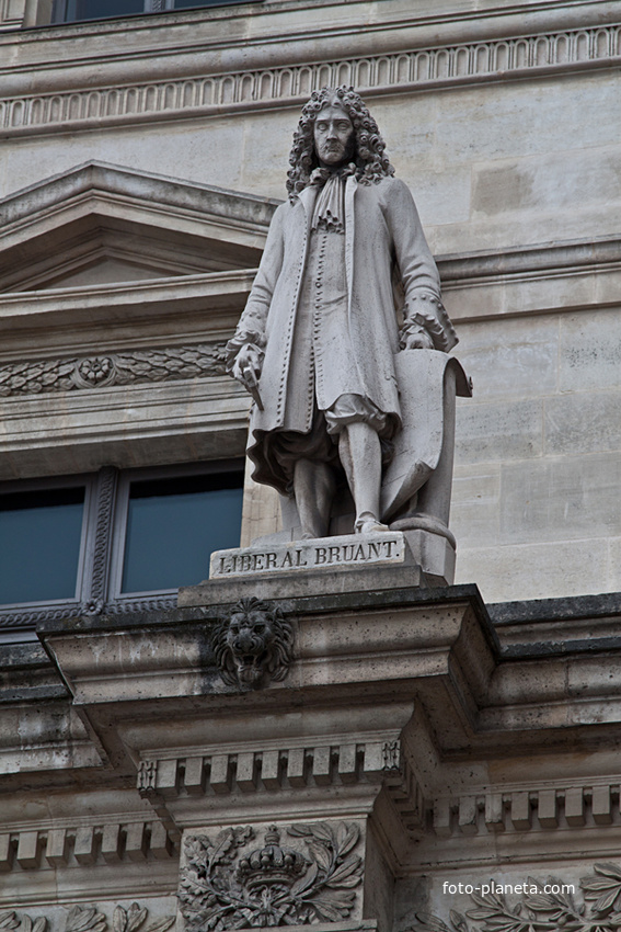 Статуя на здании Лувра