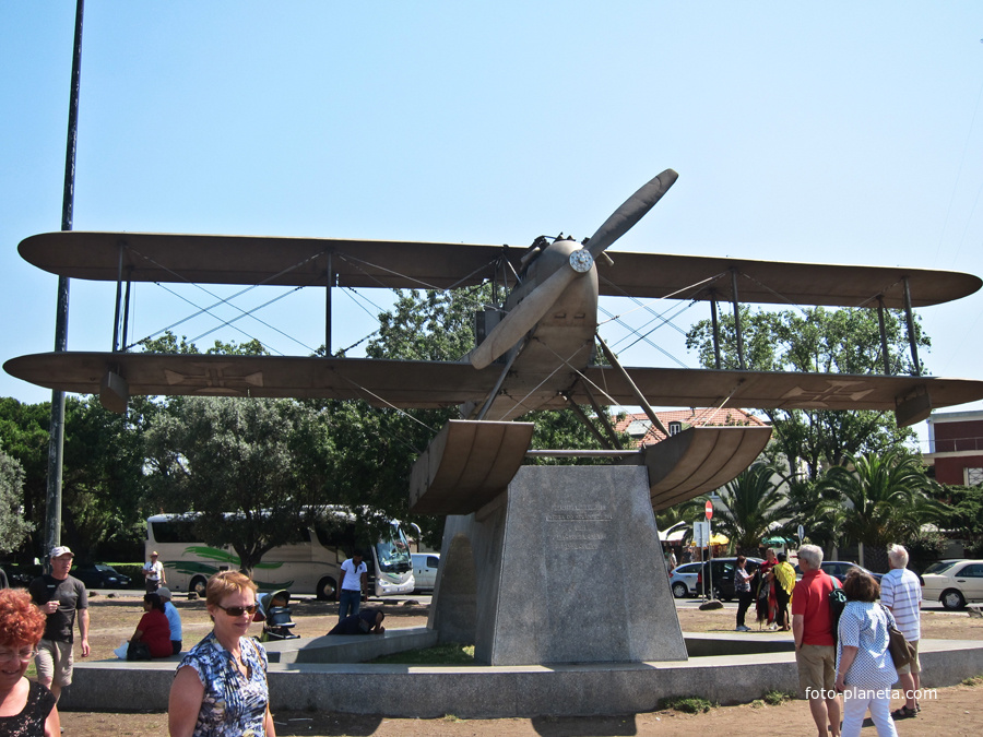 Памятник первому перелету через Атлантику