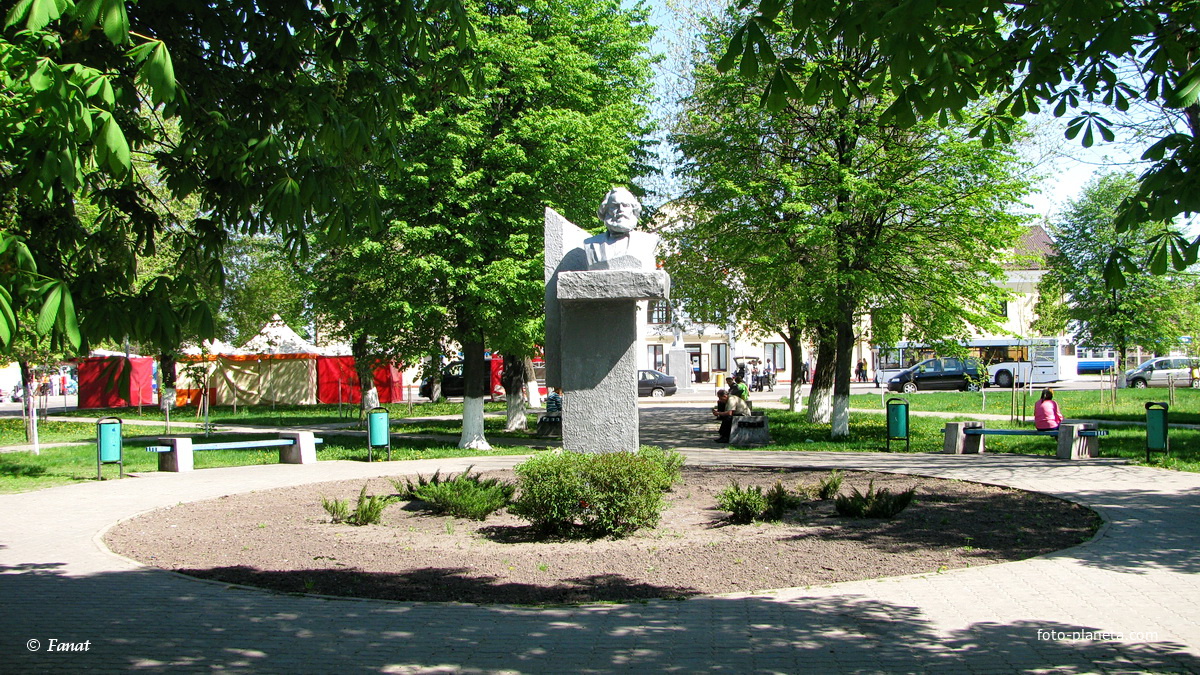 Памятник возле вокзала