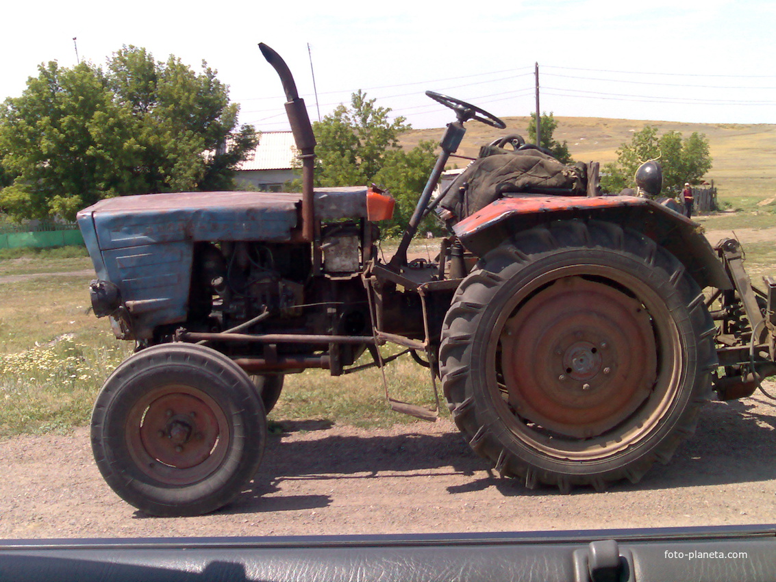 На этом тракторе жители Саратовки косят сено.