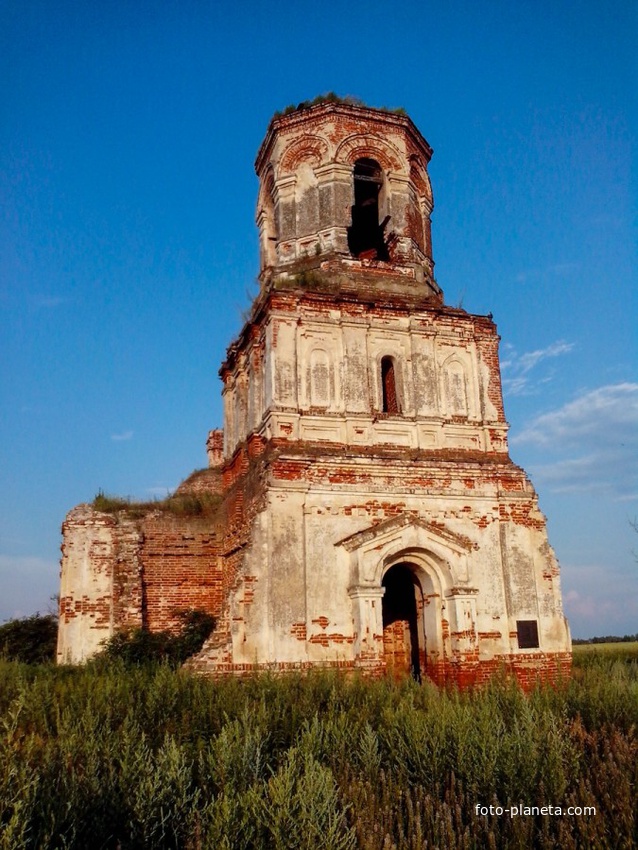 Колокольня церкви с установленной на ней памятной плитой