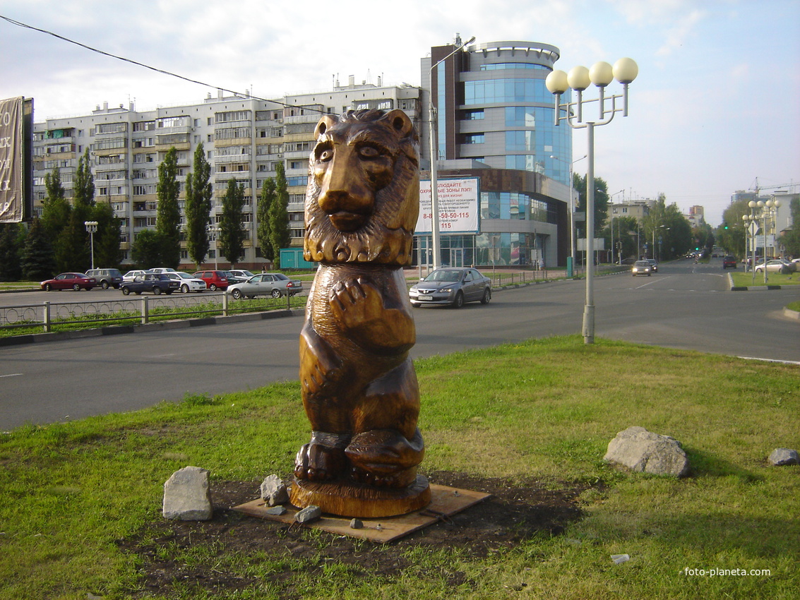 Белгород. Скульптура льва Арчибальда на перекрестке ул. Победы и пр. Ватутина.