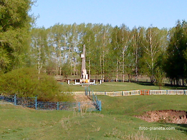 Памятник д. Пахарь