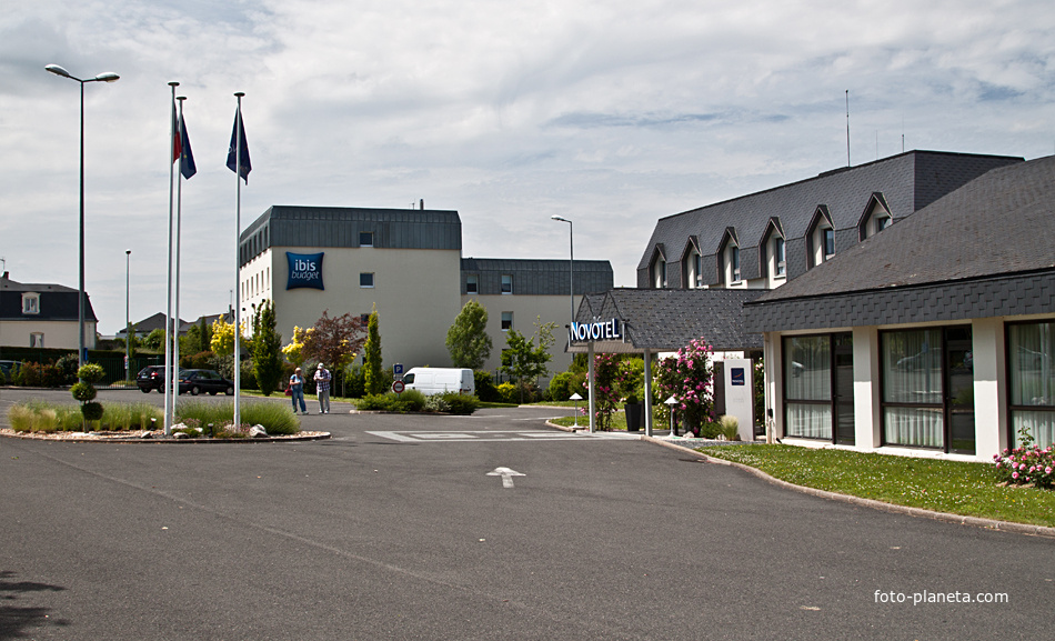 Площадь перед отелем