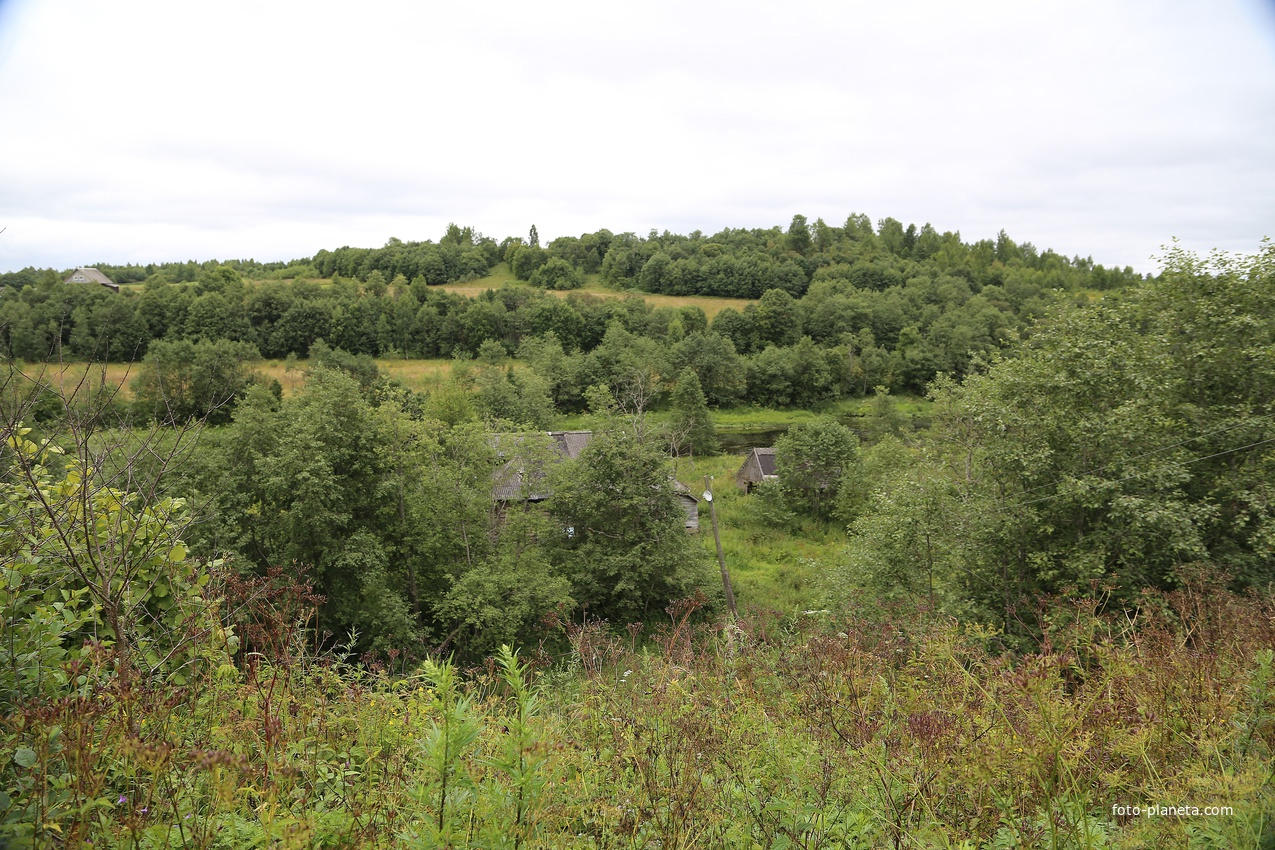 Альпаковские горы за рекой.