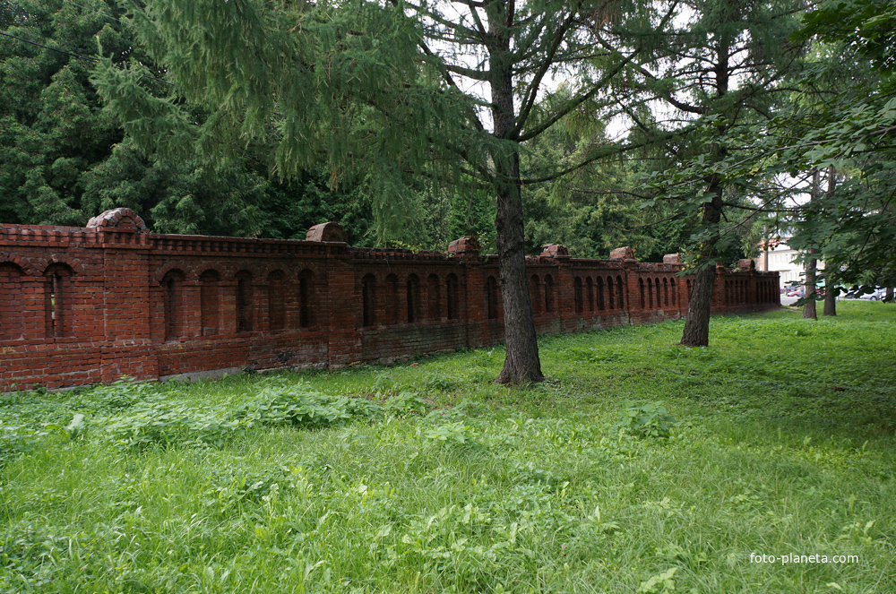 Мемориальный парк, ограда старого кладбища