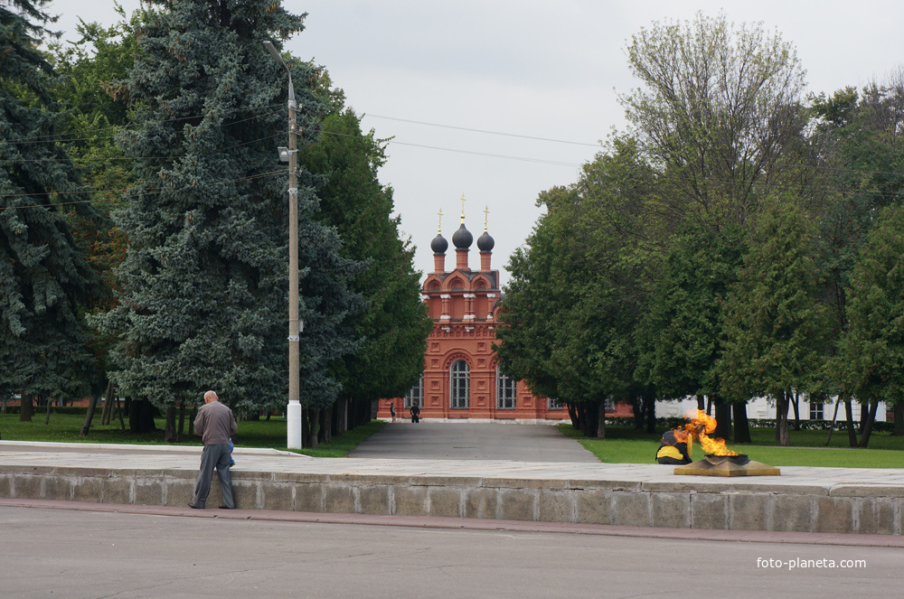 Мемориальный парк, храм Петра и Павла