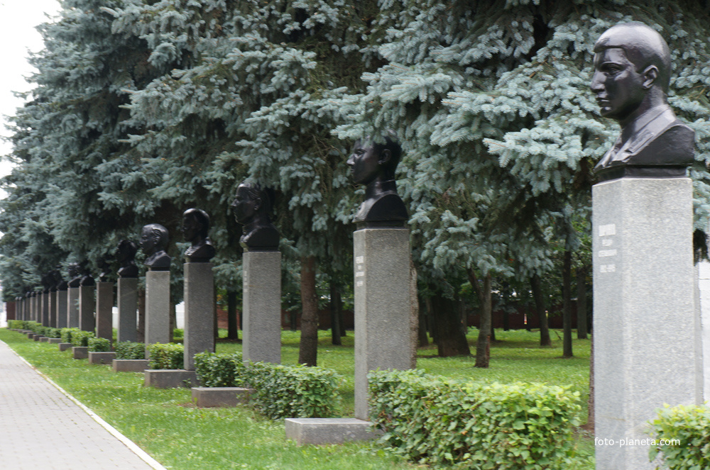 Мемориальный парк. Аллея памяти Кололоменцев Героев Советского Союза