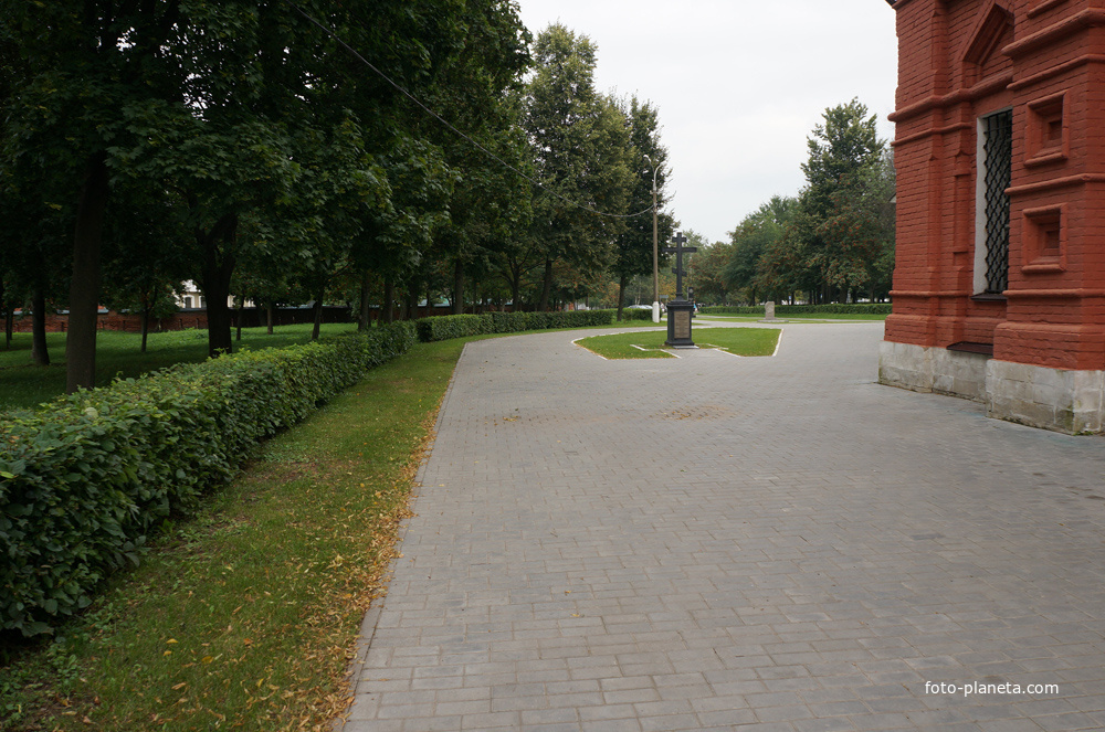 У храма Петра и Павла