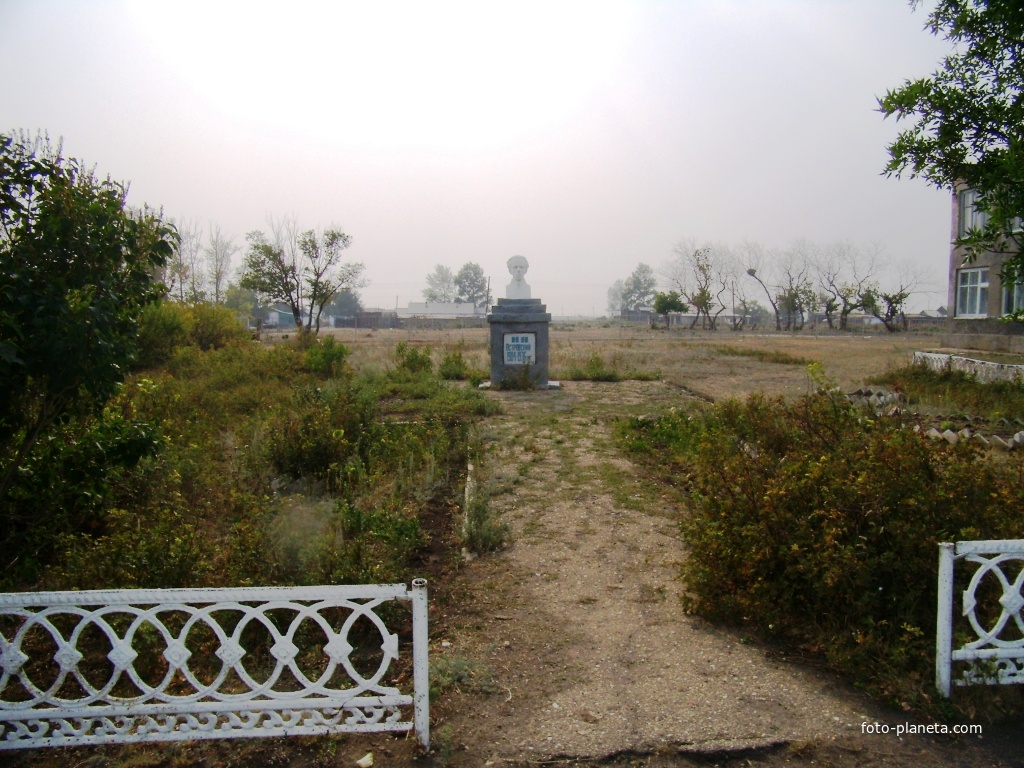 Памятник Н. Островскому