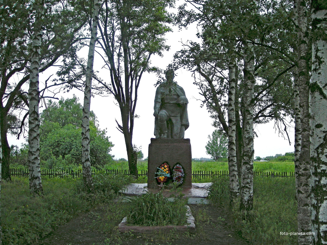 Братская могила 20 советских воинов