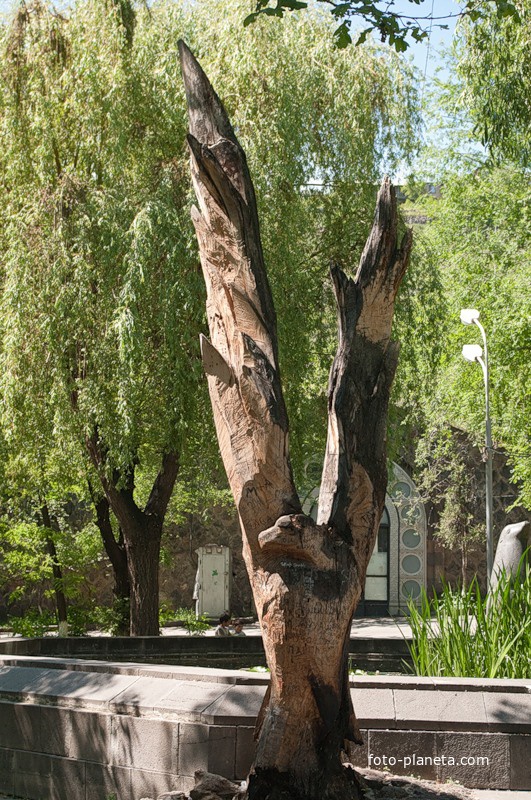 Ереванский зоопарк. Деревянная птичка