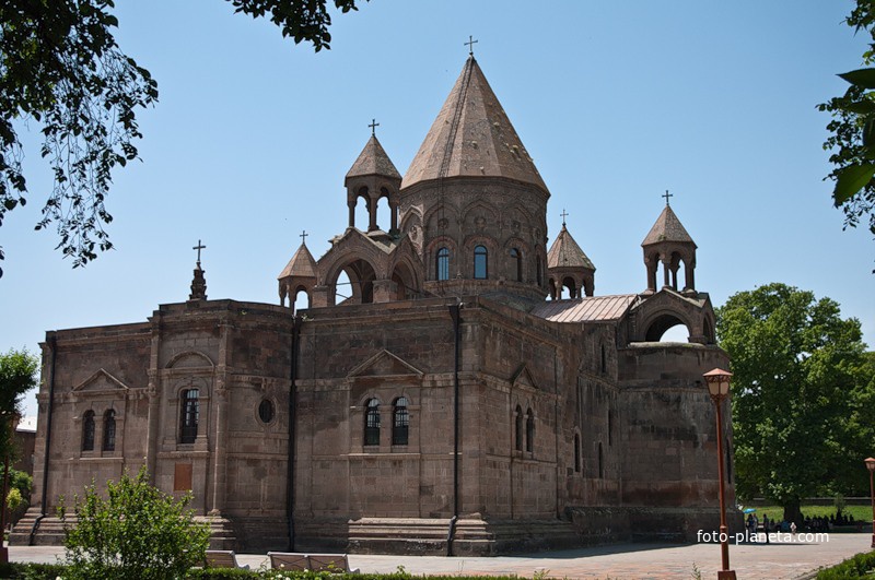 Эчмиадзинский кафедральный собор (арм. Էջմիածնի եկեղեցի)