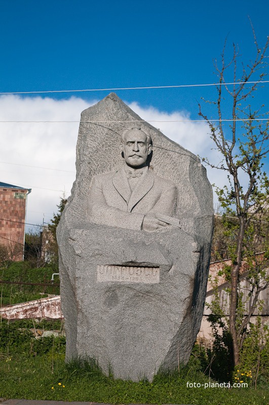 Памятник писателю Мурацану в селе Цовагюх