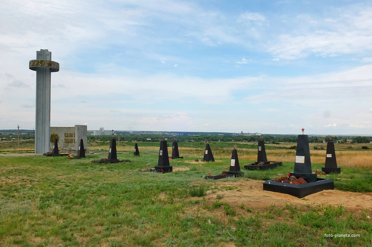 Погода в суровикино. Мемориал Калинова гора Суровикино. Калиновская гора Суровикино. Памятники Суровикино Волгоградской области. Суровикино достопримечательности.