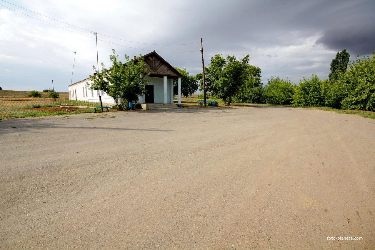 Площадь - здесь заканчивается асфальт - дальше и везде в хуторе только грунтовые дороги