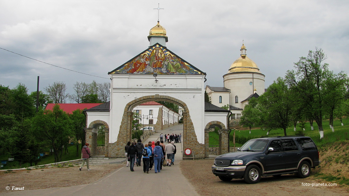 Перед входом на территорию монастыря