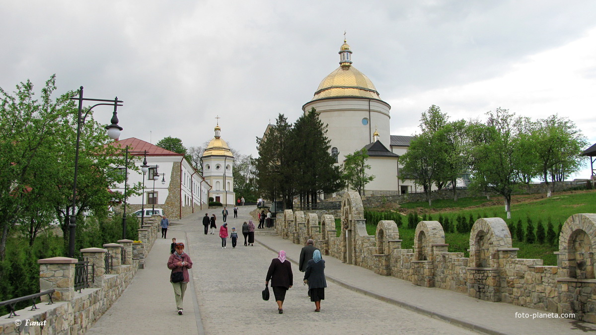 Центральный вход на территорию Гошевского Святопреображенского монастыря отцов Василиан