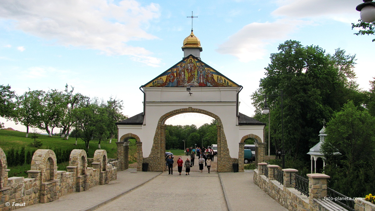 Главный вход, вид со стороны монастыря
