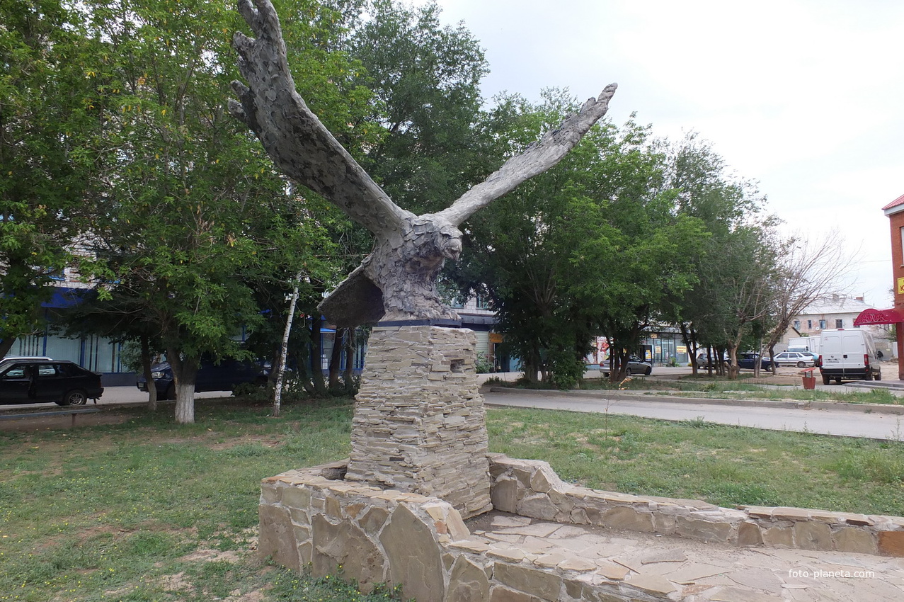 Скульптура взлетающего орла в сквере у ДК