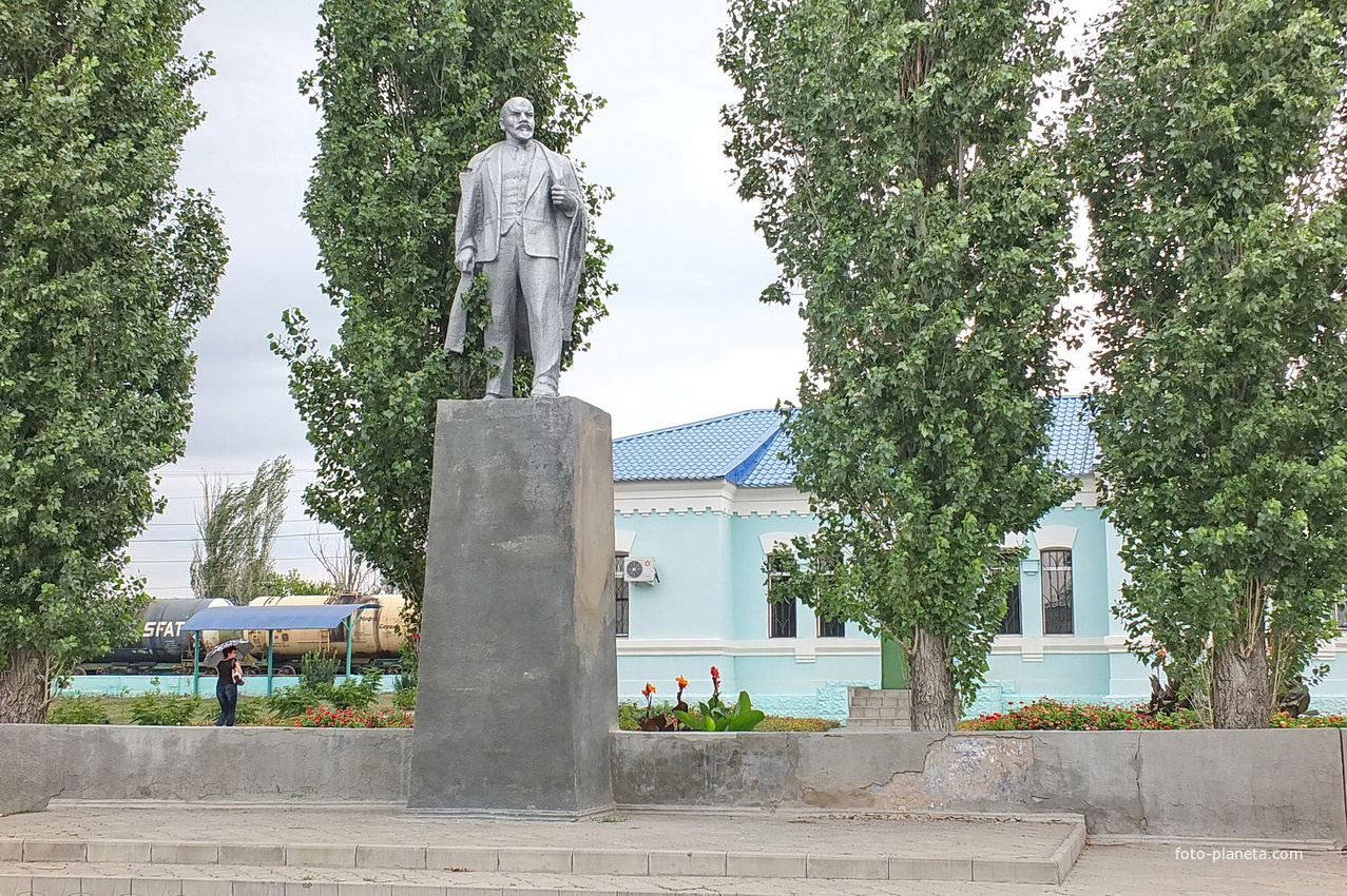 памятник Ленуну на площади Ленина