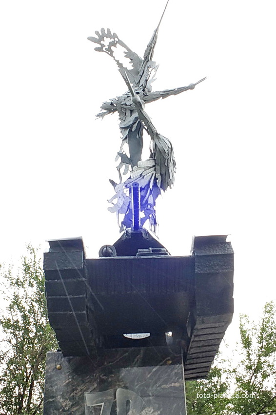 Памятник танкистам  в честь 70-летия освобождения Суровикин на  улице Орджоникдзе