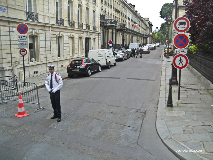 Улица около Дворца Президента