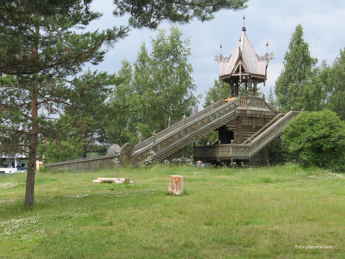 Верхние Мандроги - туристическая деревня. Горка другой вид.
