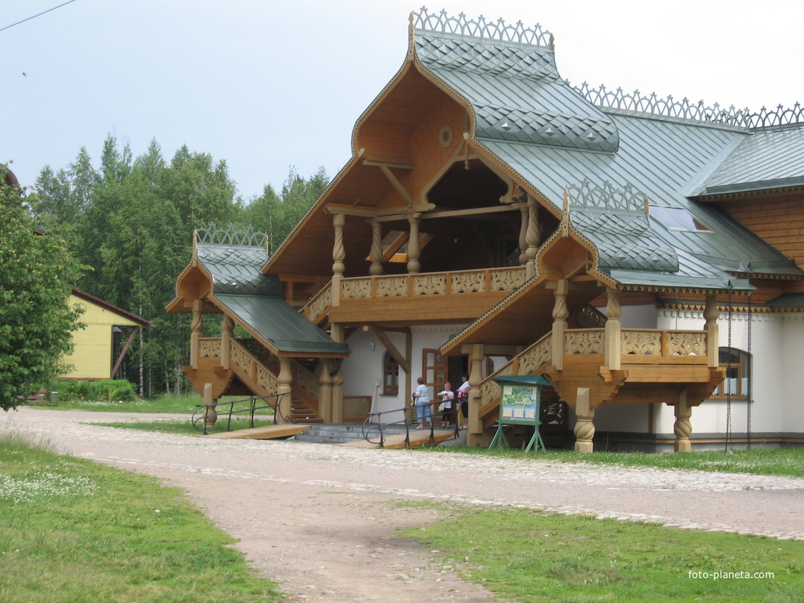 Верхние Мандроги - туристическая деревня.