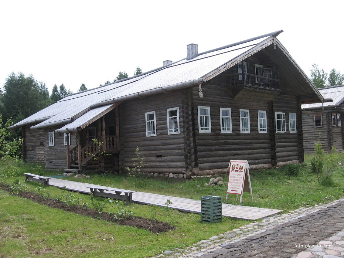 Верхние Мандроги - туристическая деревня.