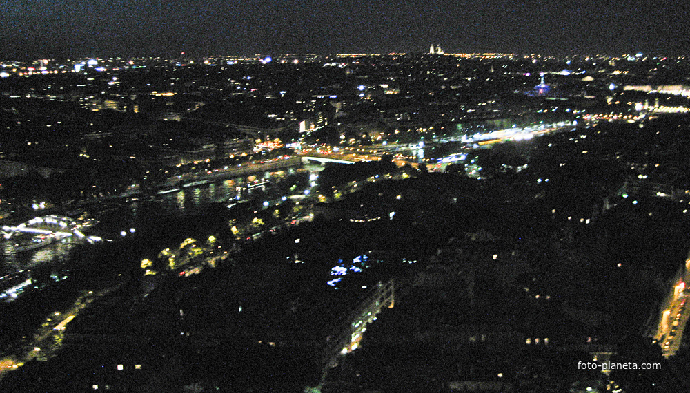 Вид на Париж ночью с Эйфелевой башни
