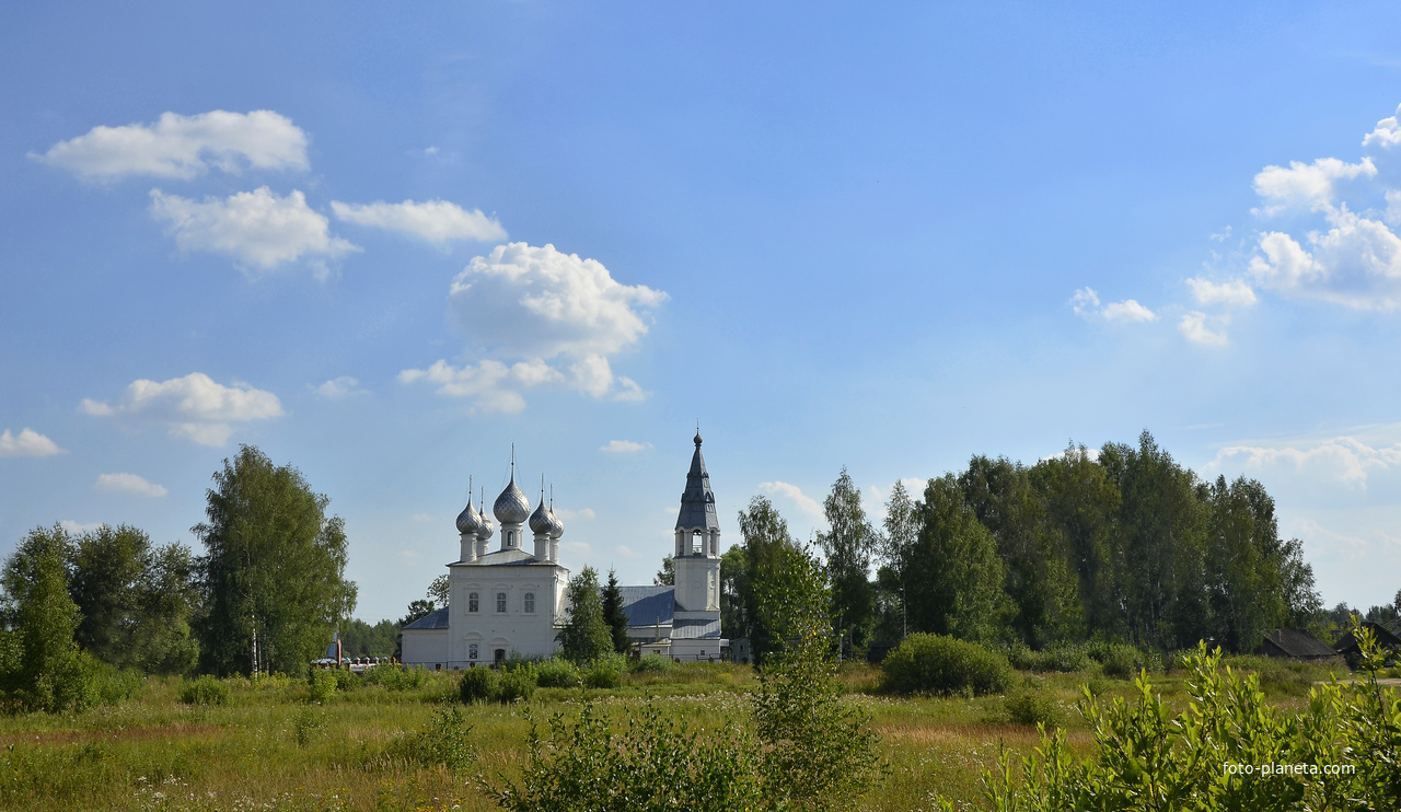 Вид на церковь Воскресения на выезде из села Воскресенское.
