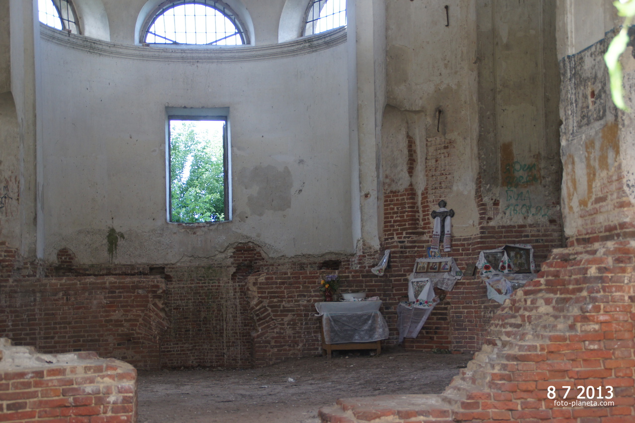 внутри храма