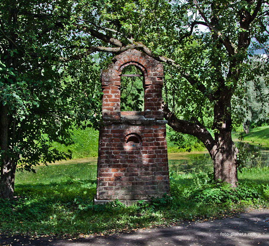 Памятник возле Фёдоровского городка