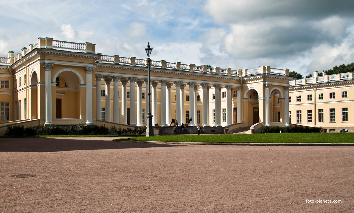 Вид на Александровский дворец