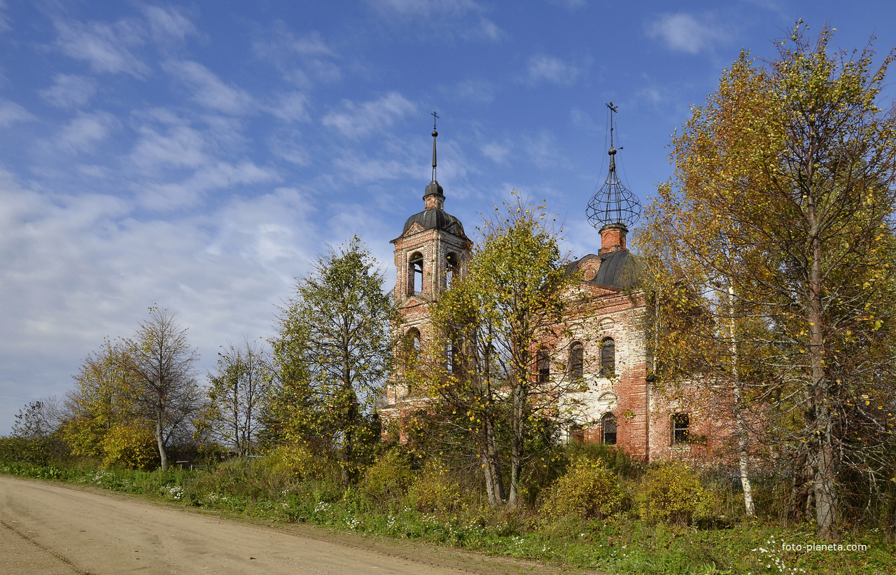 Церковь&quot;Знамения&quot;в с.Ивановское.Вид со стороны дороги.