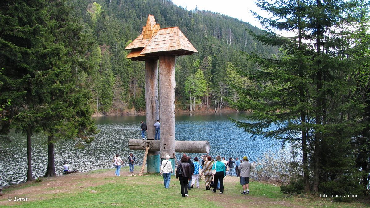 Озеро и скульптурная композиция из дерева, вид с обратной стороны